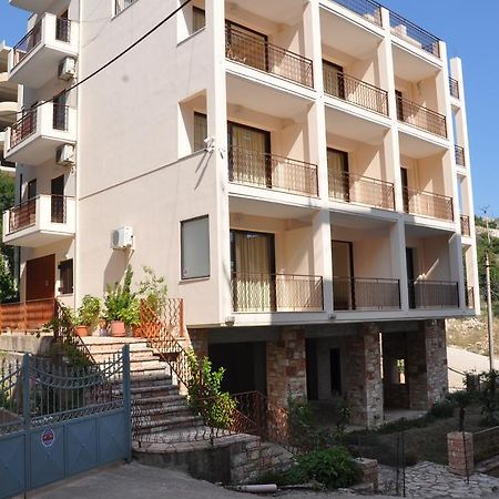 Nikos Hotel And Apartments Sarande Bagian luar foto