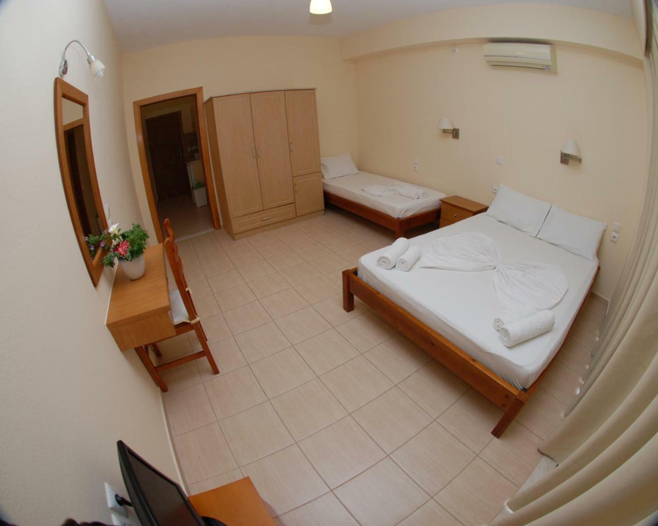 Nikos Hotel And Apartments Sarande Bagian luar foto