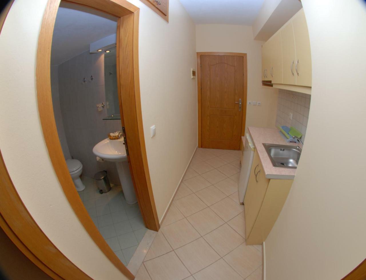 Nikos Hotel And Apartments Sarande Bagian luar foto