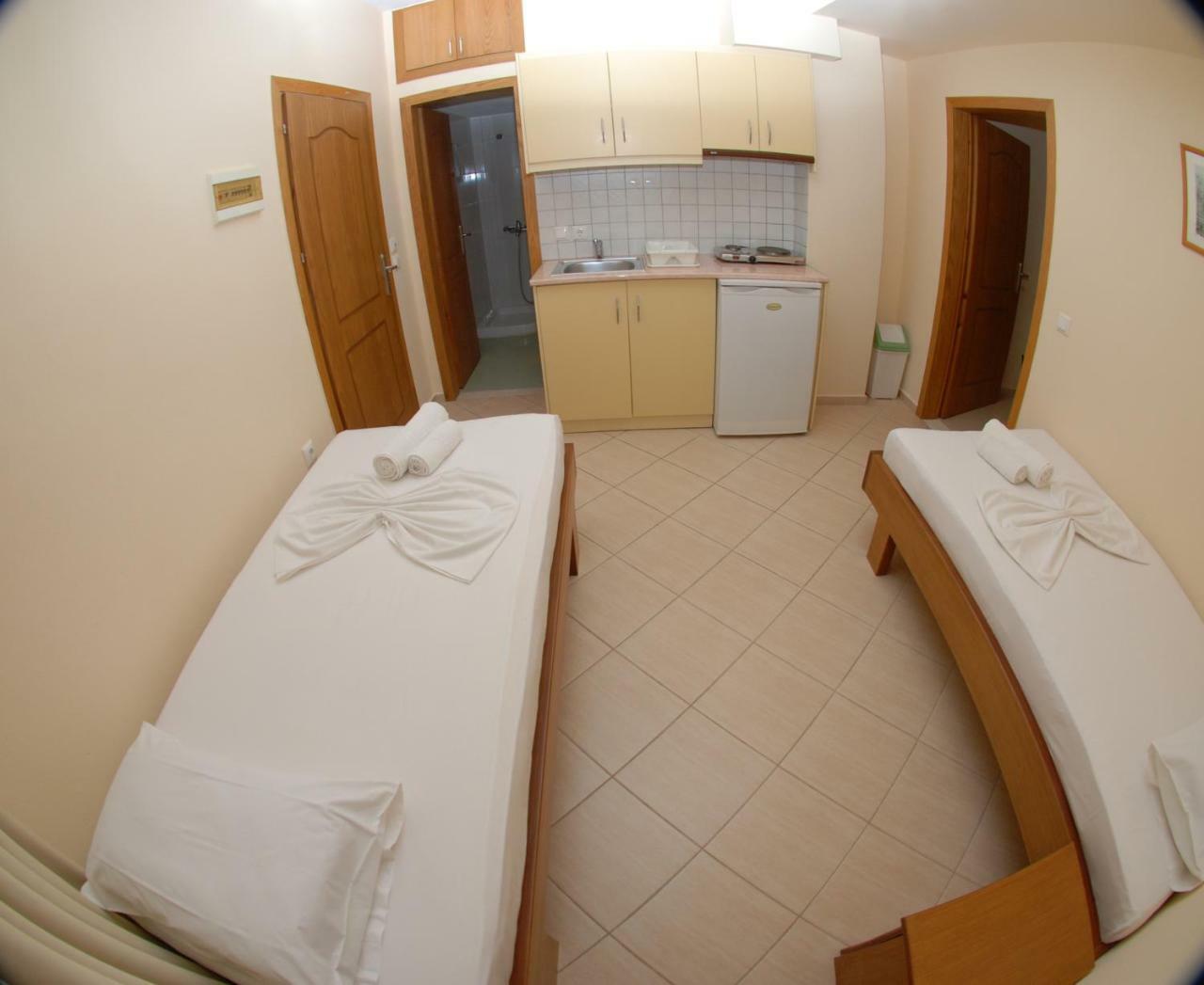 Nikos Hotel And Apartments Sarande Bagian luar foto