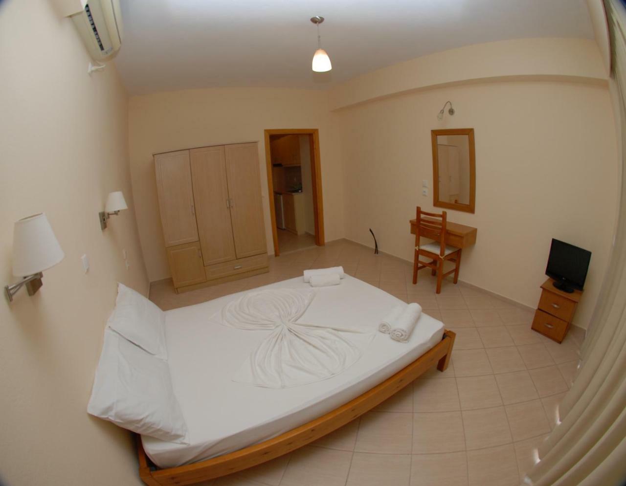 Nikos Hotel And Apartments Sarande Bagian luar foto