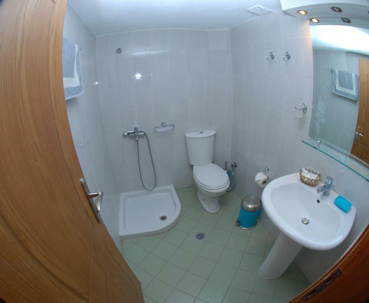 Nikos Hotel And Apartments Sarande Bagian luar foto