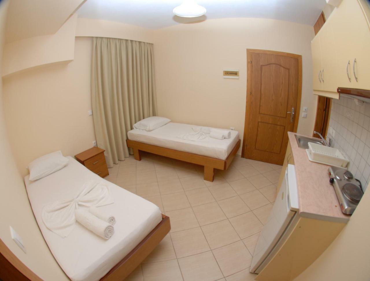 Nikos Hotel And Apartments Sarande Bagian luar foto