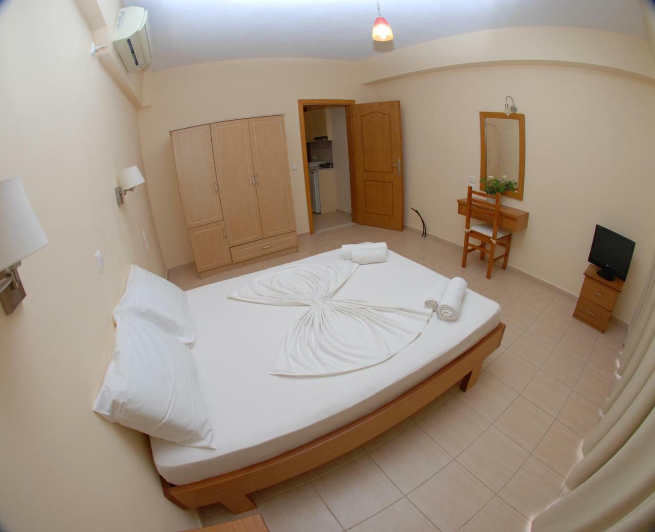 Nikos Hotel And Apartments Sarande Bagian luar foto
